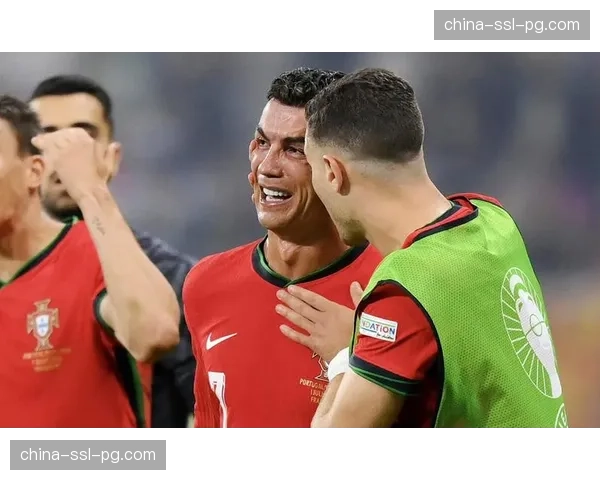 特写：失利后安慰年轻队友，C罗展现领袖担当