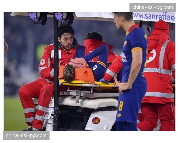 暖心花絮：对手球员搀扶抽筋的球员下场，获全场掌声
