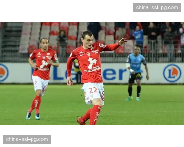 深度分析:里昂客场战术调整如何遏制布雷斯特反击 深度分析:里昂客场战术调整如何遏制布雷斯特反击