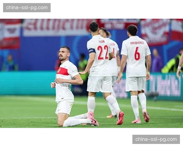 特写:终场哨响,弗拉霍维奇跪地庆祝绝杀进球